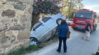 Bodrum'da otomobil taş binaya çarptı