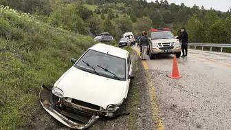 Kastamonu Tosya'da otomobil şarampole çarptı : 3 yaralı