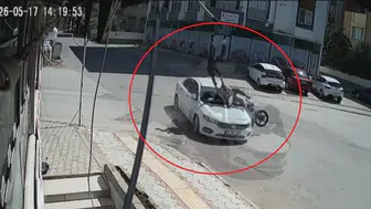 Hatay'da korkutan kaza : Motosiklet otomobile saplandı, 2 kişi havada uçtu