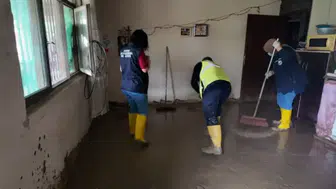 Hatay'da sel felaketinin ardından ev ve iş yerlerinde temizlik çalışması başladı
