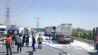 Esenyurt TEM Otoyolu'nda tanker ve tır çarpıştı