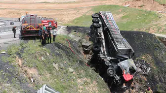 Şırnak'ta tır devrildi : Sürücü yanarak hayatını kaybetti