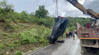 Erzincan Kemaliye'de kontrolden çıkan araç takla attı