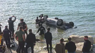 Van Gölü'nde can pazarı : Otomobil göle uçtu , sürücü yaralandı
