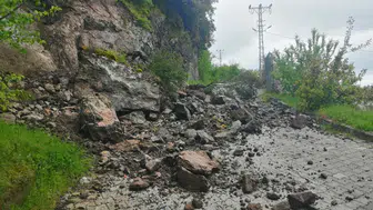 Niksar'da sağanak sonrası yamaçtan kopan kayalar yolu kapattı