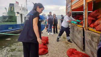 İzmir'de yasa dışı yollarla avlanan 7 ton su ürünü ele geçirildi