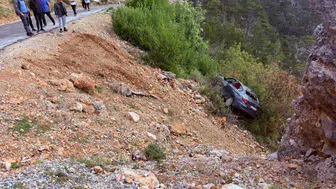 Manavgat'ta otomobil şarampole yuvarlandı : 3'ü çocuk 5 yaralı