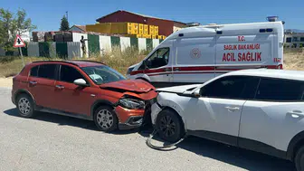 Antalya'da ehliyetsiz ve alkollü sürücü kaza yaptı : 2’si çocuk 3 kişi yaralandı