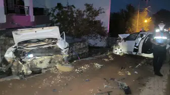 Adıyaman'da otomobil, park halindeki araca çarptı : 4 yaralı