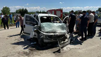 Sakarya'da feci kaza : İki araç çarpıştı, 3'ü çocuk 7 kişi yaralandı