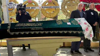 Şarkıcı Tülay Özer son yolculuğuna uğurlandı : Zerrin Özer cenazede rahatsızlandı