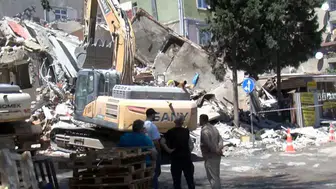Küçükçekmece'de yıkımı yapılan bina çöktü : Yanındaki apartman tahliye edildi