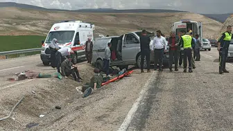 Bayram tatili felaketle bitti : Sivas'ta aile minibüsü devrildi, 1 ölü 8 yaralı