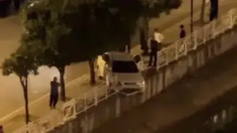Adana'da kontrolden çıkan otomobil, sulama kanalı korkuluğuna çarpıp asılı kaldı