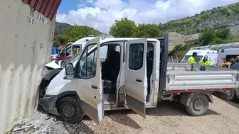 Malatya'da kamyonet şantiyeye daldı : Prefabrik yapıya çarpan araçta 3 yaralı