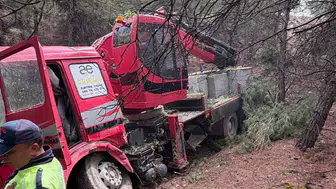 Burdur'da yoldan çıkan vinç ormanlık alana girdi : Araç hurdaya döndü