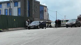 Beylikdüzü'nde lüks otomobilde şüpheli ölüm : Silahla vurulmuş halde bulundu