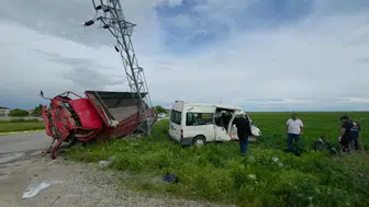 Aksaray'da minibüs ile kamyonet çarpıştı : 5 yaralı