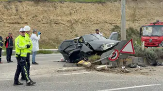 Karabük'te otomobil direğe çarptı : 1 ölü, 3 yaralı