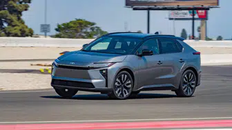 2026 Toyota bZ4X menzil testinde resmi verileri geride bıraktı