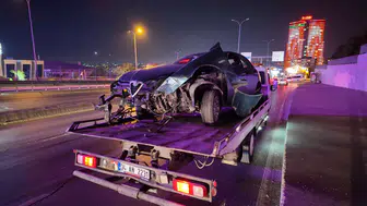 Avcılar'da alkollü sürücü E-5'ten yan yola uçtu