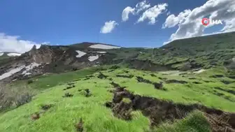 Sivas Zara'da karlar eridi, heyelan oluştu