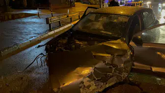 Bursa'da otomobil metro duvarına ve bariyere çarptı : Aracın motoru yerinden çıktı, 2 yaralı