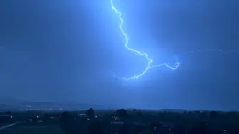 Düzce'de şimşekler geceyi aydınlattı
