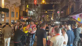 UEFA Avrupa Ligi finali için İstanbul'a gelen taraftarlar Taksim'de toplandı