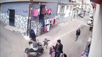 Gaziantep'te motosikletli çocuk dehşeti : Küçük kıza çarpıp böyle kaçtı