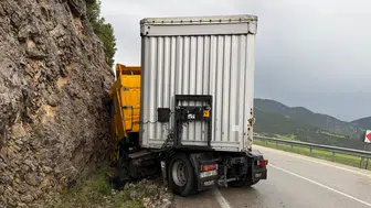 Burdur'da makaslayan tır kontrolden çıktı : Sürücü yaralandı
