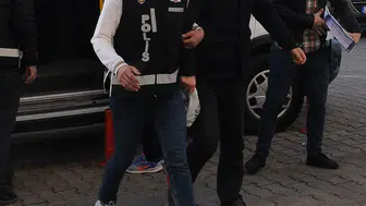 Adana Seyhan'da hırsızlık : 3 tırın akülerini çalan 2 zanlı tutuklandı