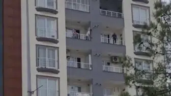 Adıyaman'da bi şahıs kendini beşinci kattan sarkıttı