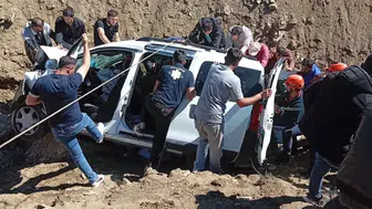 Muş'ta otomobil çaya düştü : 1 kişi yaralandı