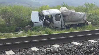 Kütahya'da yolcu treni ile kamyonet çarpıştı : 1 ölü, 3 yaralı