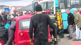 Erzurum'da otomobil ile halk otobüsü çarpıştı : Yaralılar var