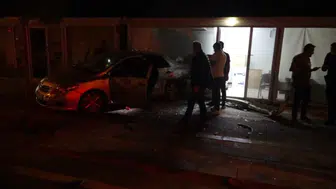 Malatya'da otomobilin çarptığı araç, iş yerine girdi : 1 yaralı