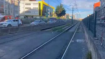 Gaziosmanpaşa'da tramvaya çarpan motosiklet sürücüsü ağır yaralandı