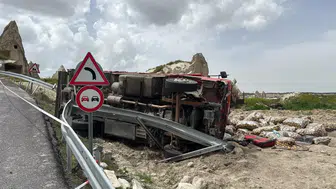 Nevşehir'de kaza : Kamyon kontrolden çıkıp devrildi