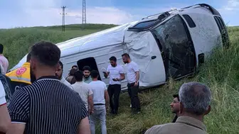 Diyarbakır’da yolcu minibüsü takla attı: 15 yaralı