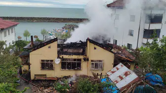Trabzon Araklı'da ev yangını : 2,5 ton fındık küle döndü