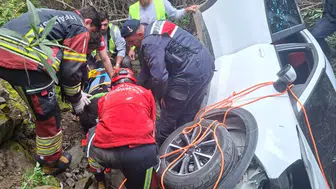 Çanakkale'de 50 metrelik uçuruma yuvarlanan otomobilin sürücüsü kurtarıldı