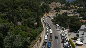 Ölüdeniz’de bayram yoğunluğu : Trafikte 5 kilometrelik kuyruk oluştu