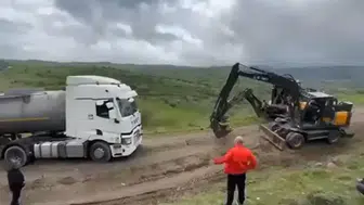 Bolu Gerede'de bayram trafiğinden kaçmak isteyen tırlar orman yolunda çamura saplandı