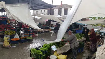 Manisa Selendi'de lodos ve sağanak : Çadırlar uçtu