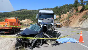Antalya’da mermer yüklü tır ile otomobil çarpıştı : 2 ölü