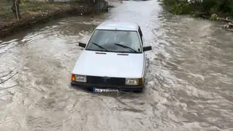 Tokat'ta taşkın krizi : Sular altında kalan araç kurtarıldı