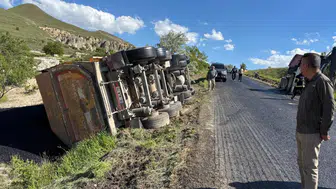 Nevşehir Ürgüp'te kamyon şarampole devrildi, sürücü yaralandı