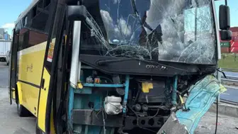 Freni boşalan İETT otobüsü tıra çarptı