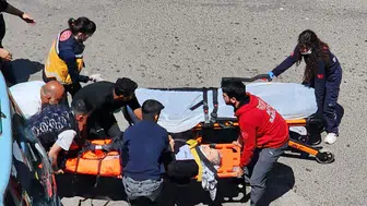 Zonguldak’ta feci kaza ! Minibüsün altında kalan kadını vatandaşlar kurtardı